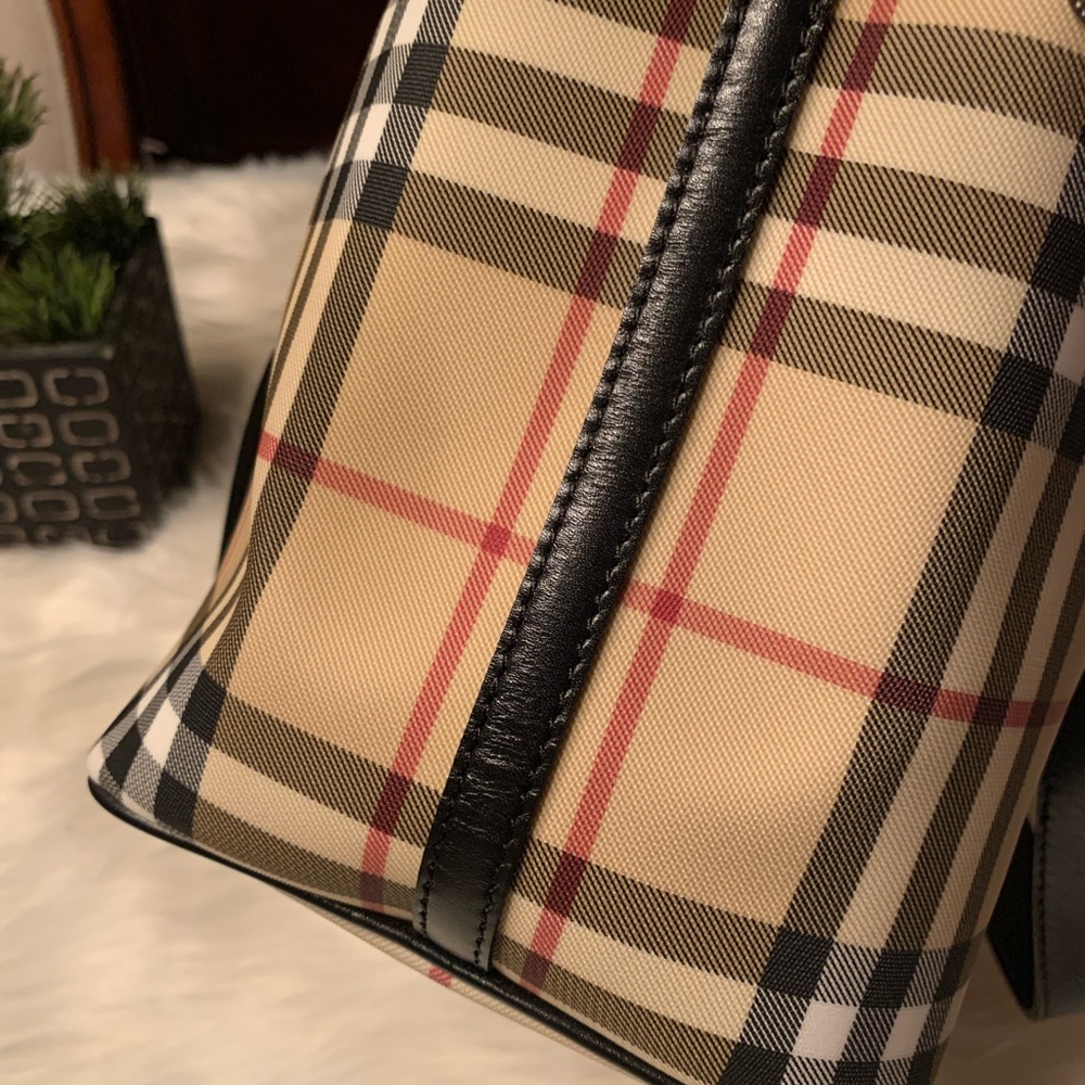Burberry - Picture 10 of 16